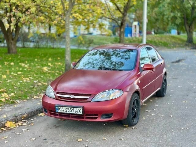 Красный Шевроле Лачетти, объемом двигателя 1.6 л и пробегом 300 тыс. км за 2350 $, фото 1 на Automoto.ua
