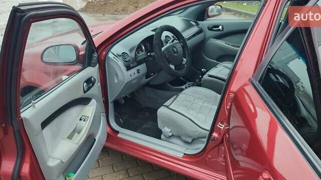 Красный Шевроле Лачетти, объемом двигателя 1.8 л и пробегом 235 тыс. км за 3900 $, фото 1 на Automoto.ua