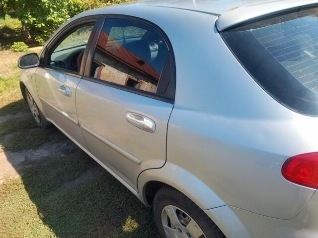 Серый Шевроле Лачетти, объемом двигателя 1 л и пробегом 270 тыс. км за 3000 $, фото 1 на Automoto.ua