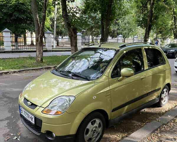 Желтый Шевроле Матиз, объемом двигателя 1 л и пробегом 106 тыс. км за 3400 $, фото 1 на Automoto.ua