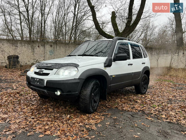 Белый Шевроле Нива, объемом двигателя 1.69 л и пробегом 157 тыс. км за 6150 $, фото 1 на Automoto.ua