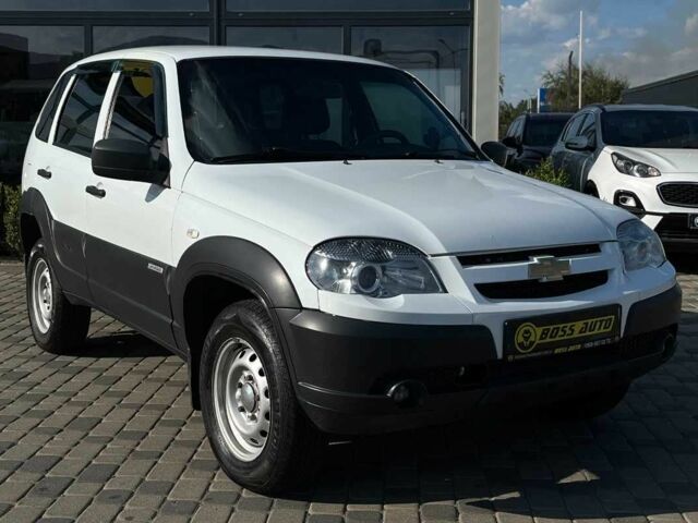 Белый Шевроле Нива, объемом двигателя 1.7 л и пробегом 98 тыс. км за 7500 $, фото 1 на Automoto.ua