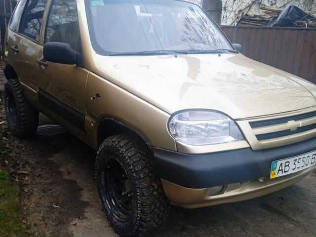 Бежевий Шевроле Нива, об'ємом двигуна 1.6 л та пробігом 100 тис. км за 2500 $, фото 1 на Automoto.ua