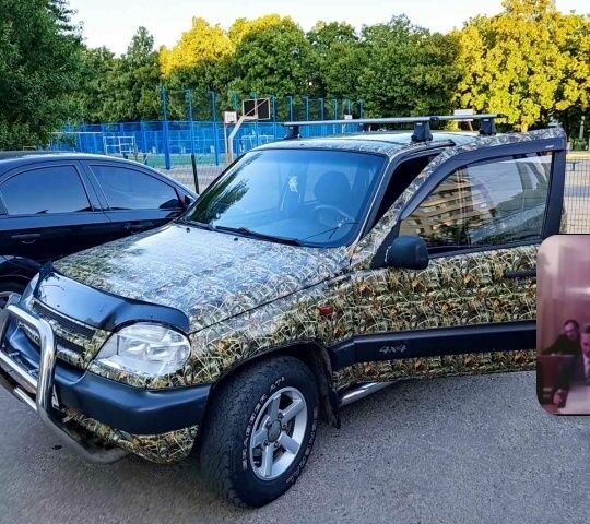 Бежевый Шевроле Нива, объемом двигателя 2 л и пробегом 104 тыс. км за 4000 $, фото 1 на Automoto.ua