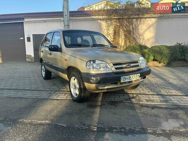 Бежевый Шевроле Нива, объемом двигателя 1.7 л и пробегом 230 тыс. км за 2300 $, фото 1 на Automoto.ua