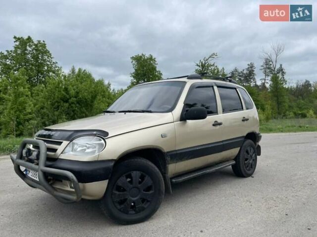 Бежевый Шевроле Нива, объемом двигателя 1.69 л и пробегом 250 тыс. км за 3000 $, фото 1 на Automoto.ua