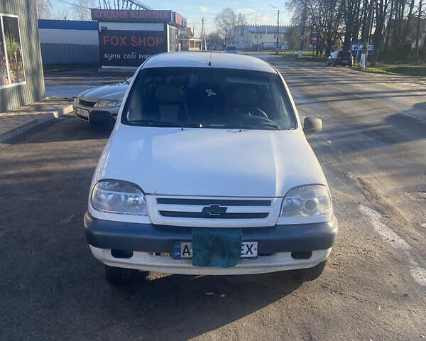 Бежевый Шевроле Нива, объемом двигателя 1.7 л и пробегом 150 тыс. км за 3800 $, фото 1 на Automoto.ua