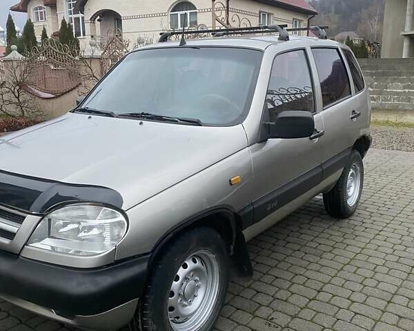 Бежевий Шевроле Нива, об'ємом двигуна 1.7 л та пробігом 160 тис. км за 4200 $, фото 1 на Automoto.ua