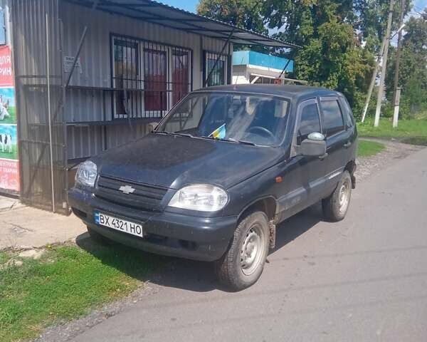 Черный Шевроле Нива, объемом двигателя 1.7 л и пробегом 222 тыс. км за 4200 $, фото 1 на Automoto.ua