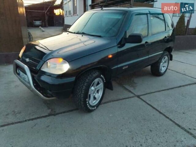 Черный Шевроле Нива, объемом двигателя 1.69 л и пробегом 180 тыс. км за 3300 $, фото 1 на Automoto.ua