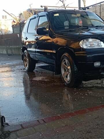 Черный Шевроле Нива, объемом двигателя 1.69 л и пробегом 189 тыс. км за 3500 $, фото 1 на Automoto.ua