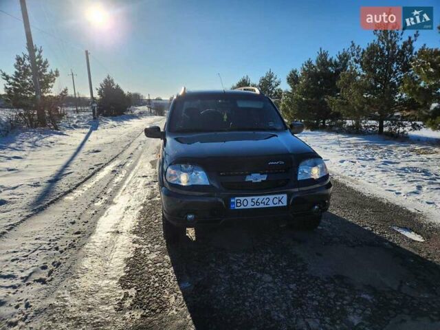 Черный Шевроле Нива, объемом двигателя 1.69 л и пробегом 105 тыс. км за 5500 $, фото 1 на Automoto.ua