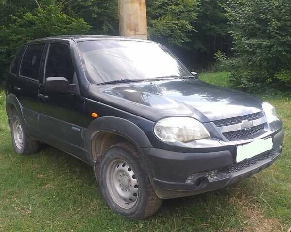 Черный Шевроле Нива, объемом двигателя 1.69 л и пробегом 148 тыс. км за 4950 $, фото 1 на Automoto.ua