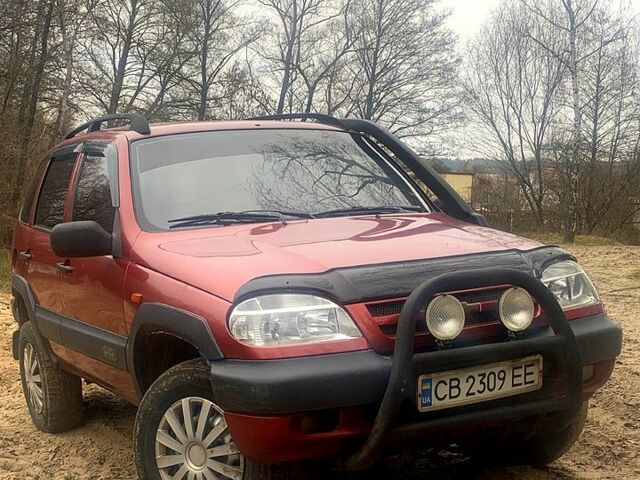 Красный Шевроле Нива, объемом двигателя 1.7 л и пробегом 217 тыс. км за 3900 $, фото 1 на Automoto.ua