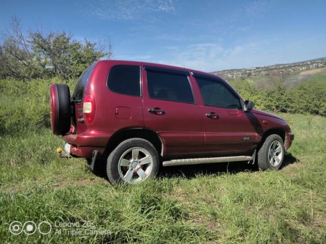 Красный Шевроле Нива, объемом двигателя 2 л и пробегом 109 тыс. км за 4400 $, фото 1 на Automoto.ua