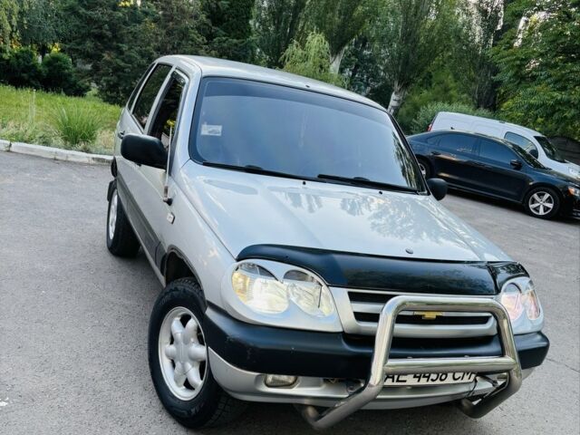 Серый Шевроле Нива, объемом двигателя 1.7 л и пробегом 112 тыс. км за 4600 $, фото 1 на Automoto.ua