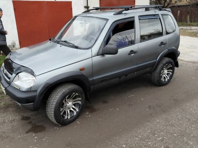Серый Шевроле Нива, объемом двигателя 1.7 л и пробегом 193 тыс. км за 3000 $, фото 1 на Automoto.ua