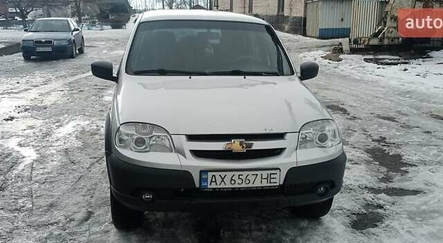 Сірий Шевроле Нива, об'ємом двигуна 1.7 л та пробігом 139 тис. км за 8000 $, фото 1 на Automoto.ua