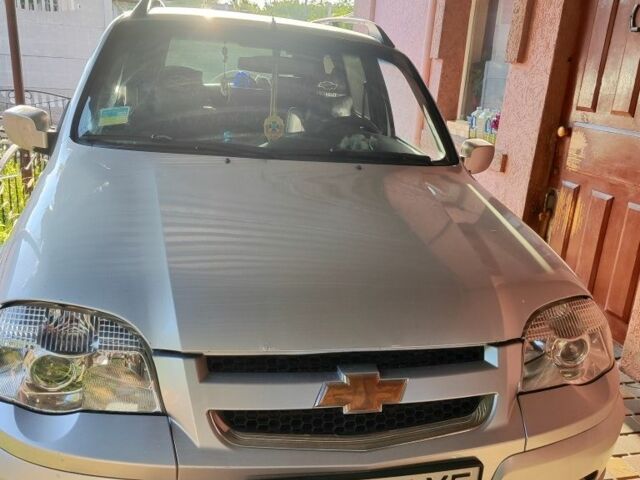 Серый Шевроле Нива, объемом двигателя 1.7 л и пробегом 180 тыс. км за 5700 $, фото 1 на Automoto.ua