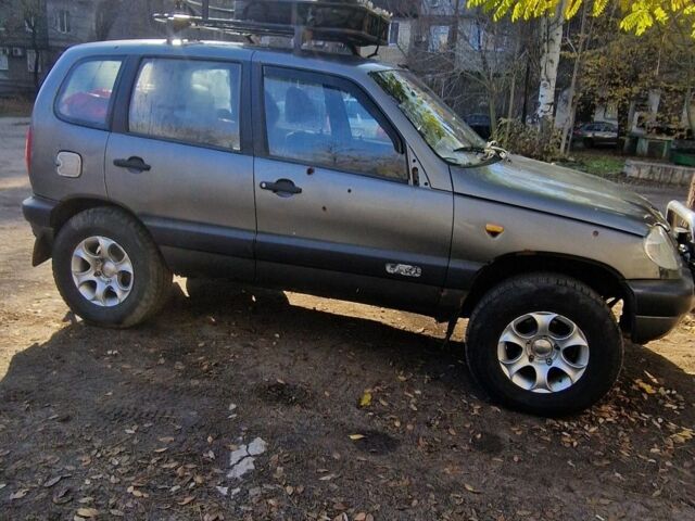 Сірий Шевроле Нива, об'ємом двигуна 1.7 л та пробігом 220 тис. км за 2200 $, фото 1 на Automoto.ua