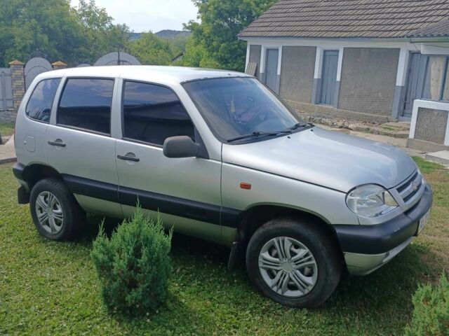 Сірий Шевроле Нива, об'ємом двигуна 1.7 л та пробігом 150 тис. км за 2498 $, фото 1 на Automoto.ua