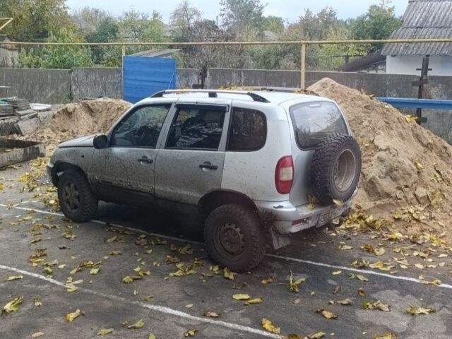 Сірий Шевроле Нива, об'ємом двигуна 1 л та пробігом 200 тис. км за 1800 $, фото 1 на Automoto.ua