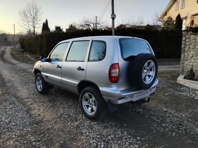 Серый Шевроле Нива, объемом двигателя 0 л и пробегом 324 тыс. км за 3700 $, фото 1 на Automoto.ua