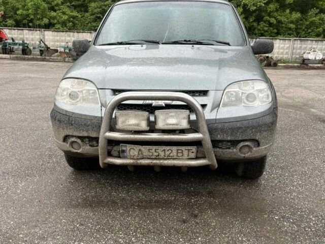 Серый Шевроле Нива, объемом двигателя 1.7 л и пробегом 276 тыс. км за 4000 $, фото 1 на Automoto.ua