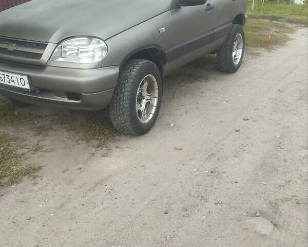 Сірий Шевроле Нива, об'ємом двигуна 1.7 л та пробігом 310 тис. км за 3200 $, фото 1 на Automoto.ua