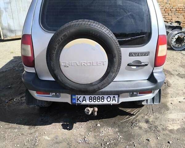Серый Шевроле Нива, объемом двигателя 1.7 л и пробегом 295 тыс. км за 4000 $, фото 1 на Automoto.ua