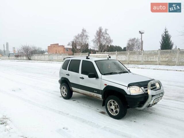 Серый Шевроле Нива, объемом двигателя 1.69 л и пробегом 239 тыс. км за 3650 $, фото 1 на Automoto.ua