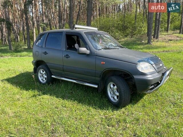 Серый Шевроле Нива, объемом двигателя 1.69 л и пробегом 280 тыс. км за 5557 $, фото 1 на Automoto.ua