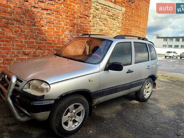 Сірий Шевроле Нива, об'ємом двигуна 1.7 л та пробігом 250 тис. км за 5000 $, фото 1 на Automoto.ua