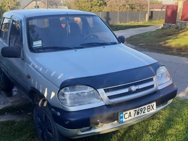 Серый Шевроле Нива, объемом двигателя 1.7 л и пробегом 137 тыс. км за 3600 $, фото 1 на Automoto.ua
