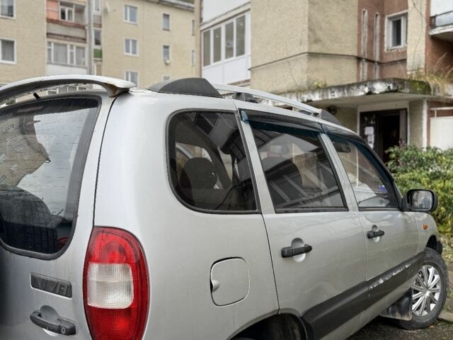 Серый Шевроле Нива, объемом двигателя 0 л и пробегом 223 тыс. км за 3900 $, фото 1 на Automoto.ua