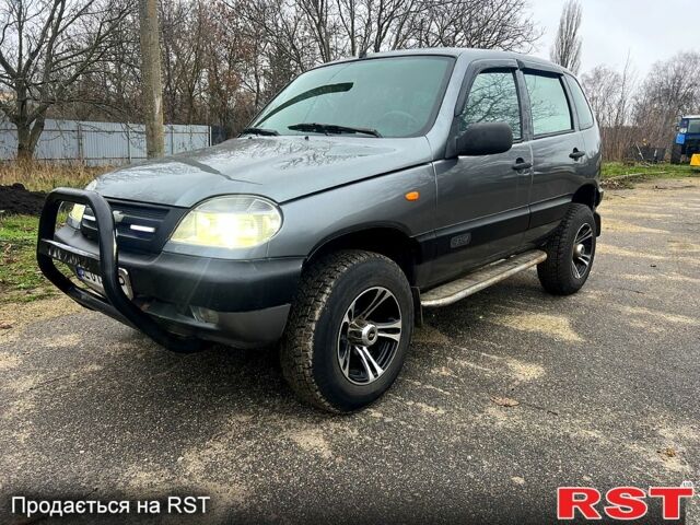 Серый Шевроле Нива, объемом двигателя 1.7 л и пробегом 195 тыс. км за 3300 $, фото 1 на Automoto.ua