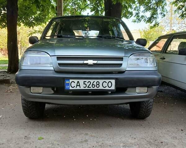Серый Шевроле Нива, объемом двигателя 1.69 л и пробегом 148 тыс. км за 3500 $, фото 1 на Automoto.ua