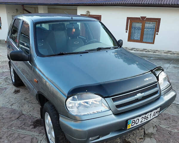 Сірий Шевроле Нива, об'ємом двигуна 1.69 л та пробігом 155 тис. км за 5200 $, фото 1 на Automoto.ua
