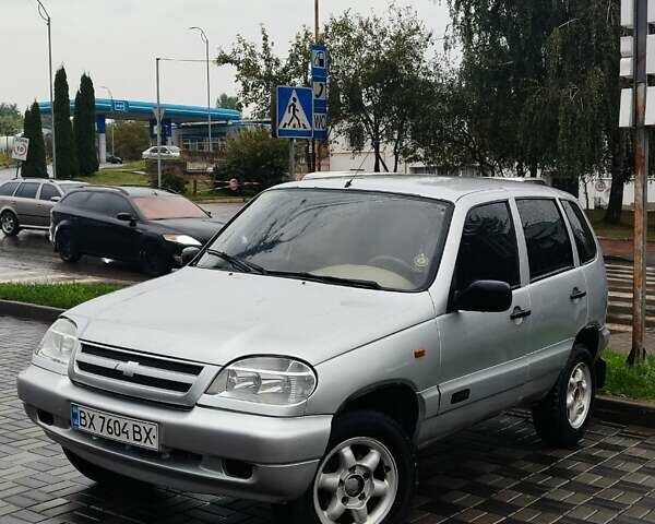 Серый Шевроле Нива, объемом двигателя 1.7 л и пробегом 250 тыс. км за 3000 $, фото 1 на Automoto.ua