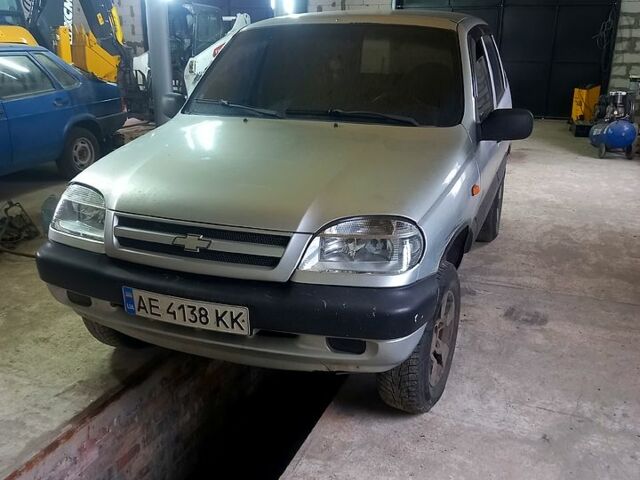 Серый Шевроле Нива, объемом двигателя 1.7 л и пробегом 230 тыс. км за 2600 $, фото 1 на Automoto.ua