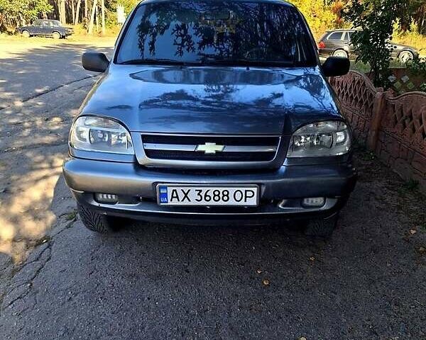 Серый Шевроле Нива, объемом двигателя 1.7 л и пробегом 200 тыс. км за 3300 $, фото 1 на Automoto.ua