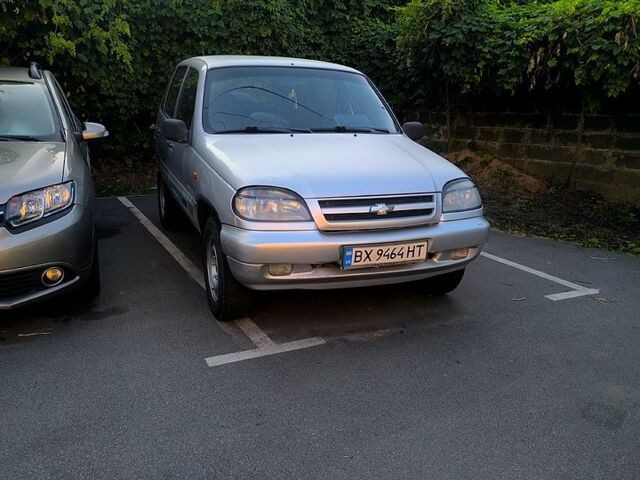 Сірий Шевроле Нива, об'ємом двигуна 1.7 л та пробігом 180 тис. км за 3700 $, фото 1 на Automoto.ua