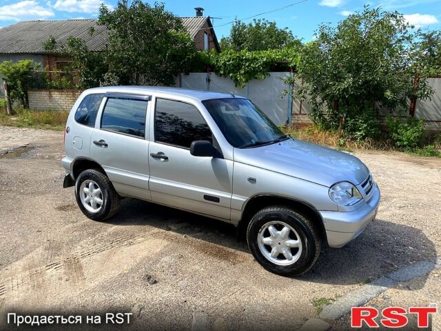 Серый Шевроле Нива, объемом двигателя 1.7 л и пробегом 200 тыс. км за 3350 $, фото 1 на Automoto.ua