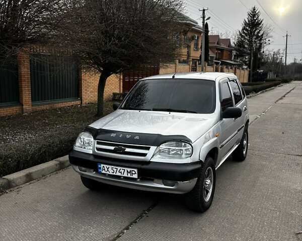 Серый Шевроле Нива, объемом двигателя 1.7 л и пробегом 123 тыс. км за 3700 $, фото 1 на Automoto.ua