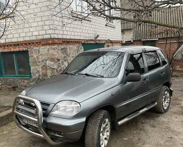 Серый Шевроле Нива, объемом двигателя 1.69 л и пробегом 280 тыс. км за 4500 $, фото 1 на Automoto.ua