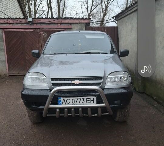 Сірий Шевроле Нива, об'ємом двигуна 1 л та пробігом 100 тис. км за 3000 $, фото 1 на Automoto.ua