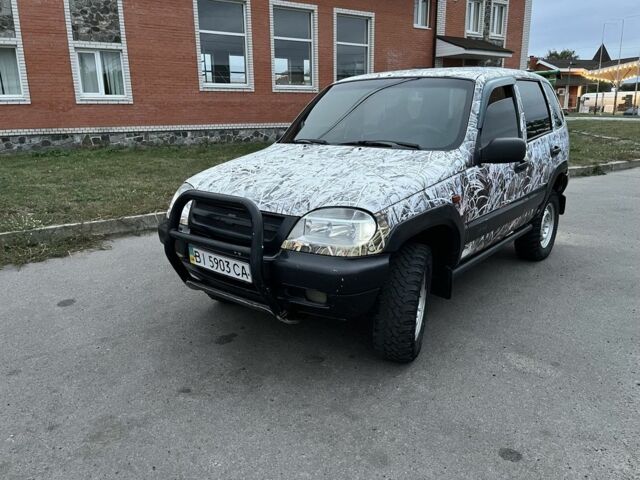 Сірий Шевроле Нива, об'ємом двигуна 1.7 л та пробігом 300 тис. км за 3750 $, фото 1 на Automoto.ua