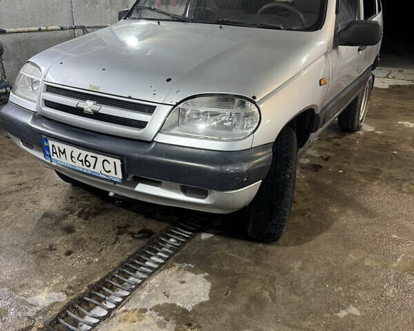 Серый Шевроле Нива, объемом двигателя 1.69 л и пробегом 160 тыс. км за 2800 $, фото 1 на Automoto.ua