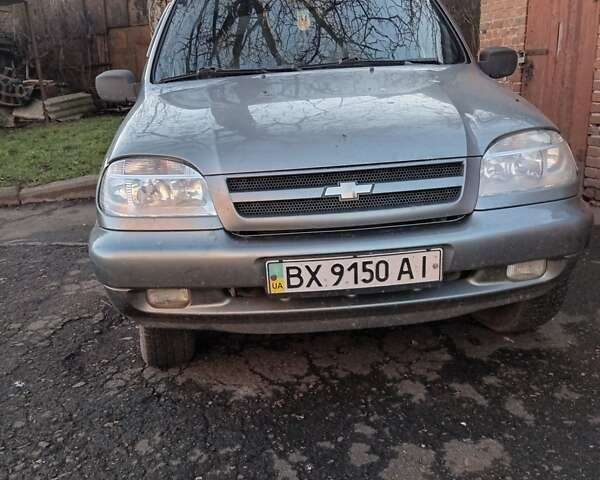 Серый Шевроле Нива, объемом двигателя 1.69 л и пробегом 128 тыс. км за 3600 $, фото 1 на Automoto.ua