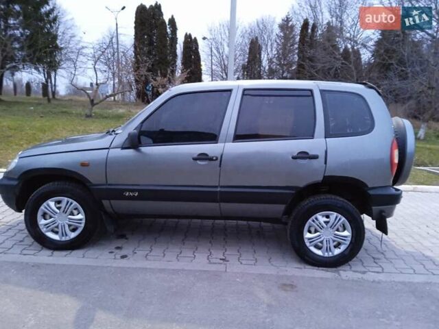 Серый Шевроле Нива, объемом двигателя 1.7 л и пробегом 200 тыс. км за 3600 $, фото 1 на Automoto.ua